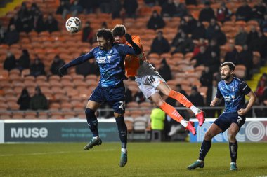 Blackpool 'dan Jake Beesley ve Rotherham United takımından Cameron Humphreys 11 Şubat 2025' te Bloomfield Road, Blackpool 'da oynanan Blackpool-Rotherham United maçında top için mücadele ettiler.