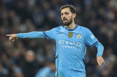 Manchester City 'den Bernardo Silva takımına UEFA Şampiyonlar Ligi Knockout Round Play-off Manchester City - Real Madrid maçında takım talimatlarını veriyor.