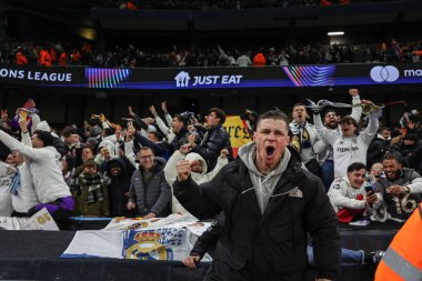 Real Madrid taraftarları, 11 Şubat 2025 'te Etihad Stadyumu, Manchester' da oynanan Manchester City - Real Madrid maçında kazandığı galibiyeti kutluyorlar.