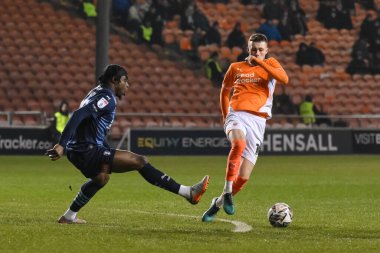 Blackpool 'dan Sonny Carey, 11 Şubat 2025' te Bloomfield Road, Blackpool 'da oynanan Blackpool-Rotherham United maçında pas veriyor.