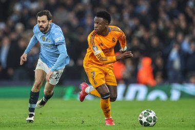 Real Madrid 'den Vincius Jnior, 11 Şubat 2025 tarihinde Etihad Stadyumu' nda oynanan UEFA Şampiyonlar Ligi play-off Manchester City - Real Madrid maçında topu aldı.