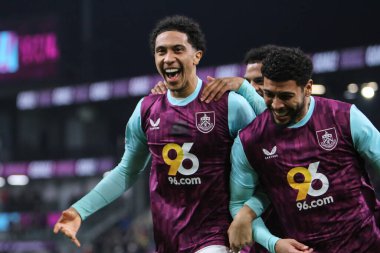 Burnley 'den Bashir Humphreys, 12 Şubat 2025 tarihinde Burnley, Burnley, İngiltere' deki Turf Moor 'da oynanan Gökyüzü İddia Şampiyonası maçında 1-0' lık galibiyeti kutluyor.
