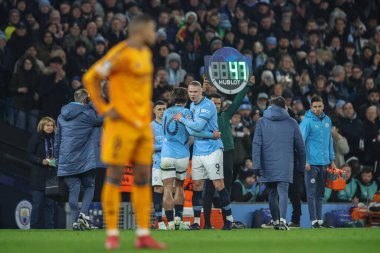 Manchester City 'den Erling Haaland, 11 Şubat 2025 tarihinde Etihad Stadyumu' nda oynanan Manchester Şampiyonlar Ligi eleme maçında sakatlanan Manchester City - Real Madrid maçında Manchester City 'den Jack Grealish' i kucaklıyor.
