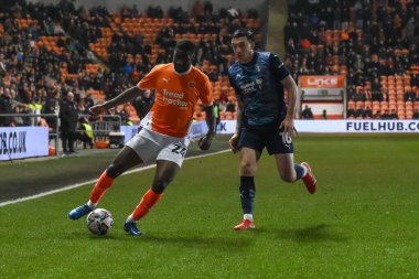 Blackpool 'dan Odeluga Offiah, 11 Şubat 2025' te Bloomfield Road, Blackpool 'da oynanan Blackpool-Rotherham United maçında topla bir çıkış yaptı.
