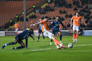Blackpool 'dan Jake Beesley, 11 Şubat 2025' te Bloomfield Road, Blackpool 'da oynanan Blackpool-Rotherham United maçında kalede şut çekiyor.