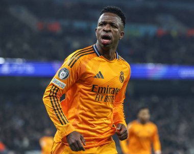 Real Madrid 'den Vincius Jnior, 11 Şubat 2025' te Etihad Stadyumu 'nda oynanan UEFA Şampiyonlar Ligi Şampiyonlar Ligi play-off Manchester City - Real Madrid maçında bir köşe kazanırken, dış kulvardaki taraftarları coşturuyor.