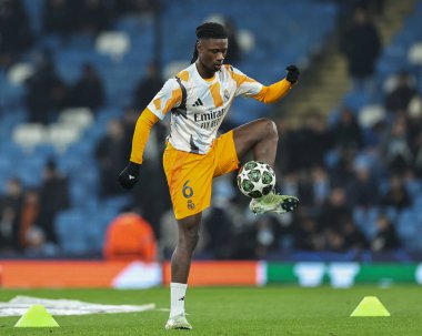 Real Madrid 'den Eduardo Camavinga, UEFA Şampiyonlar Ligi Knockout Play-off Manchester City - Real Madrid maçında 11 Şubat 2025' te Etihad Stadyumu, Manchester, İngiltere 'de oynanan karşılaşmada ısınma turunda