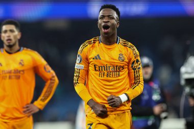 Real Madrid 'den Vincius Jnior, 11 Şubat 2025 tarihinde Etihad Stadyumu' nda oynanan UEFA Şampiyonlar Ligi play-off Manchester City-Real Madrid maçında zaferi kutluyor.