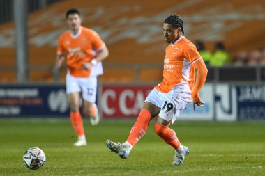 Blackpool takımından Sammy Slivera, 11 Şubat 2025 'te Bloomfield Road, Blackpool' da oynanan Blackpool-Rotherham United maçında pas verdi.