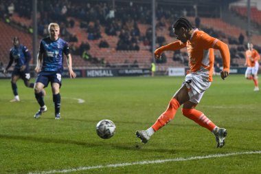 Blackpool takımından Sammy Slivera, 11 Şubat 2025 'te Bloomfield Road, Blackpool' da oynanan Blackpool-Rotherham United maçında kalede şut çekiyor.