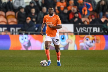 Blackpool 'dan Odeluga Offiah, 11 Şubat 2025' te Bloomfield Road, Blackpool 'da oynanan Blackpool-Rotherham United maçında topla bir çıkış yaptı.