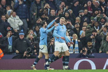 Manchester City 'den Erling Haaland, 11 Şubat 2025 tarihinde Etihad Stadyumu' nda oynanan UEFA Şampiyonlar Ligi play-off Manchester City - Real Madrid maçında 1-0 'lık galibiyetini kutluyor.