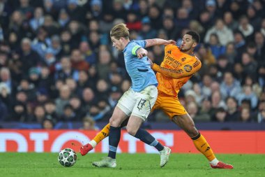 Manchester City 'den Kevin De Bruyne ve Real Madrid' den Jude Bellingham 11 Şubat 2025 'te Etihad Stadyumu' nda oynanan UEFA Şampiyonlar Ligi play-off Manchester City - Real Madrid maçında top için mücadele ettiler.