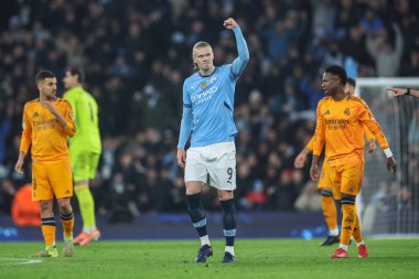 Manchester City 'den Erling Haaland, 11 Şubat 2025 tarihinde Etihad Stadyumu' nda oynanan UEFA Şampiyonlar Ligi play-off Manchester City - Real Madrid maçında VAR 'ın golünü atmasını kutluyor.