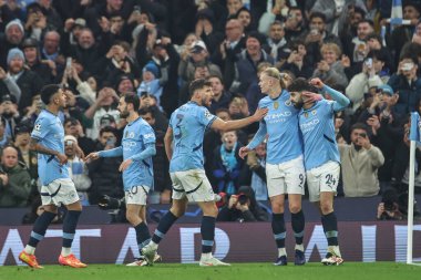 Manchester City 'den Erling Haaland, 11 Şubat 2025 tarihinde Etihad Stadyumu' nda oynanan UEFA Şampiyonlar Ligi play-off Manchester City - Real Madrid maçında 1-0 'lık galibiyetini kutluyor.