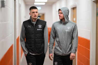 Blackpool 'dan Oliver Casey ve Mackenzie Chapman, 11 Şubat 2025' te Bloomfield Road, Blackpool 'da oynanan Blackpool-Rotherham United maçı öncesinde geldiler.