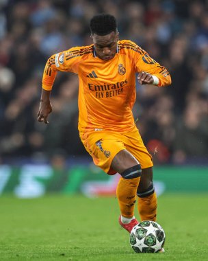 Real Madrid 'den Vincius Jnior, 11 Şubat 2025 tarihinde Etihad Stadyumu' nda oynanan UEFA Şampiyonlar Ligi play-off Manchester City - Real Madrid maçında topu aldı.