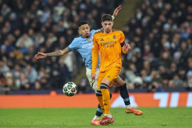 Real Madrid 'den Federico Valverde ve Manchester City' den Savinho 11 Şubat 2025 tarihinde Etihad Stadyumu 'nda oynanan Manchester City - Real Madrid maçında top için mücadele etti.