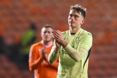 Blackpool 'dan Harry Tyrer, 11 Şubat 2025' te İngiltere 'nin Blackpool kentindeki Bloomfield Road' da oynanan Blackpool-Rotherham United maçının sonunda taraftarları alkışlıyor.