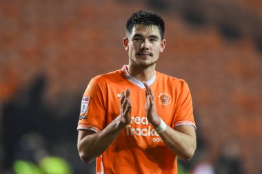 Blackpool 'dan Elkan Baggott, 11 Şubat 2025' te İngiltere 'nin Blackpool kentindeki Bloomfield Road' da oynanan Blackpool-Rotherham United maçının sonunda taraftarları alkışlıyor.