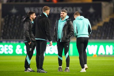 Sheffield Wednesday oyuncuları, Swansea.com Stadyumu, Swansea.com, İngiltere 'de 12 Şubat 2025' te oynanan Swansea City - Sheffield maçının öncesinde sahada inceleme yapıyor.
