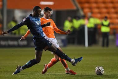 Blackpool 'dan Albie Morgan ve Rotherham United takımından Hakeem Odoffin 11 Şubat 2025' te Bloomfield Road, Blackpool 'da oynanan Blackpool-Rotherham United maçında top için mücadele ettiler.