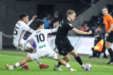 Sheffield 'den Svante Ingelsson Çarşamba günü Swansea City' den Eom Ji-Sung ve Ronald 'ın baskısı altında topu temizliyor. Swansea City - Sheffield maçı Çarşamba günü Swansea.com Stadyumu, Swansea.com, İngiltere, 12 Şubat.
