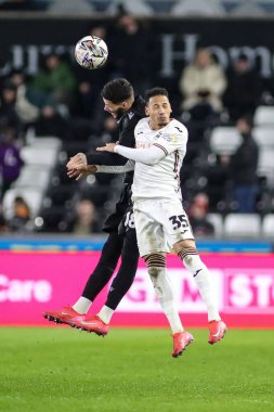Swansea City 'den Ronald ve Sheffield Wednesday' den Marvin Johnson 12 Şubat 2025 'te İngiltere' nin Swansea.com Stadyumu 'nda oynanan Swansea City-Sheffield maçında top için yarışıyorlar.