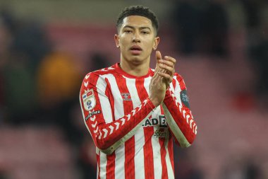 Sunderland 'dan Jobe Bellingham, 12 Şubat 2025' te İngiltere 'nin Sunderland kentinde oynanan Sky Bet Şampiyonası maçından sonra taraftarları alkışlıyor.