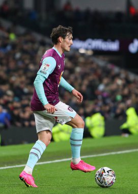 Burnley 'li Connor Roberts Sky Bet Şampiyonası' nda topu ayaklarının dibine aldı Burnley, Hull City 'ye karşı Turf Moor, Burnley, Birleşik Krallık' ta 12 Şubat 2025