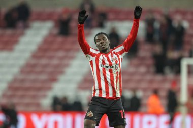 Sunderland 'dan Eliezer Mayenda, 12 Şubat 2025' te Sunderland-Luton Town Stadyumu 'nda oynanan Sky Bet Şampiyonası maçında Sunderland taraftarlarıyla kutlama yapıyor.
