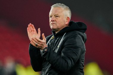 Sheffield United 'dan Chris Wilder, 12 Şubat 2025' te İngiltere 'nin Sheffield Lane kentinde oynanan Sky Bet Şampiyonası maçının ardından takımların kazandığı galibiyet sonrasında taraftarları kabul ediyor.