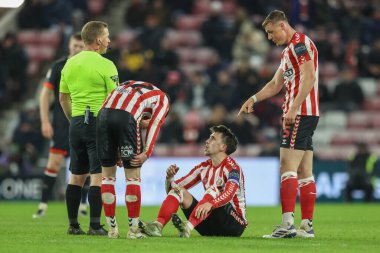 Sunderland 'dan Dan Neil, 12 Şubat 2025' te İngiltere 'nin Sunderland kentinde oynanan Sky Bet Şampiyonası maçında hakem John Busby' ye konuştu.