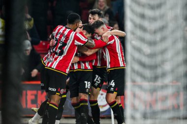 Sheffield United takımından Ben Brereton Diaz, 12 Şubat 2025 'te Sheffield Lane, İngiltere' de oynanan Gökyüzü İddia Şampiyonası maçında takım arkadaşları ile golünü 2-1 'lik setlerle kutluyor.