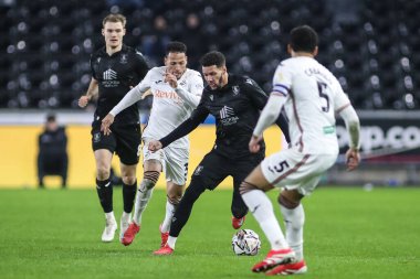 Sheffield Wednesday takımından Marvin Johnson, 12 Şubat 2025 'te İngiltere' nin Swansea.com Stadyumu 'nda Çarşamba günü oynanan Swansea City-Sheffield maçında top sürüyor.