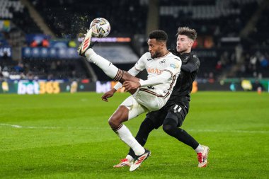 Swansea City 'den Hannes Delcroix, 12 Şubat 2025' te İngiltere 'nin Swansea.com Stadyumu' nda Çarşamba günü oynanan Sky Bet Şampiyonası maçında Sheffield 'li Josh Windass' ın baskısıyla topu temizliyor.