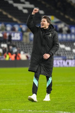 Sheffield Wednesday teknik direktörü Danny Rohl, 12 Şubat 2025 'te İngiltere' nin Swansea.com Stadyumu 'nda Swansea City ile Sheffield Çarşamba günü oynanan Sky Bet Şampiyonası maçında taraftarlarıyla birlikte kutluyor.