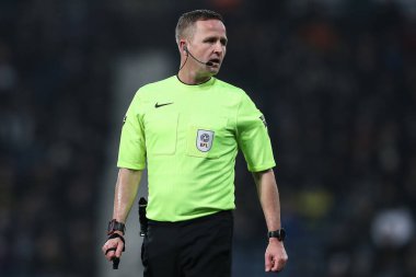 Hakem David Webb Sky Bet Şampiyonası maçında West Bromwich Albion, Blackburn Rovers 'a karşı Hawthorns, West Bromwich, İngiltere, 12 Şubat 2025