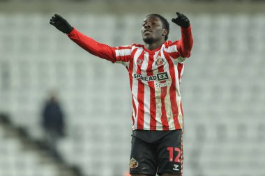 Sunderland 'dan Eliezer Mayenda, 12 Şubat 2025' te Sunderland-Luton Town Stadyumu 'nda oynanan Sky Bet Şampiyonası maçında Sunderland taraftarlarıyla kutlama yapıyor.