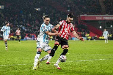 Sheffield United 'dan Ben Brereton Diaz, Middlesbrough' lu Finn Azaz 'ın baskısı altında Sky Bet Şampiyonası maçında Sheffield United ile Middlesbrough Bramall Lane, Sheffield, Birleşik Krallık, 12 Şubat 2025