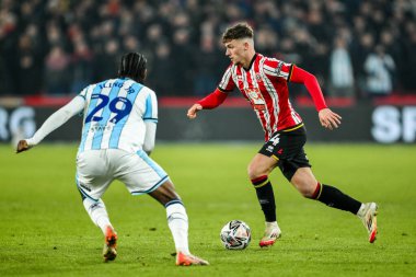 Sheffield United 'dan Harrison Burrows, Middlesbrough' lu Samuel Iling-Junior tarafından 12 Şubat 2025 'te Bramall Lane, Sheffield, Birleşik Krallık' ta oynanan Sky Bet Şampiyonası maçında baskı altına alındı.