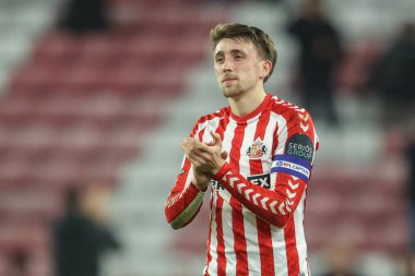 Sunderland 'dan Dan Neil, 12 Şubat 2025' te İngiltere 'nin Sunderland kentinde oynanan Sunderland-Luton Town maçında taraftarları alkışlıyor.