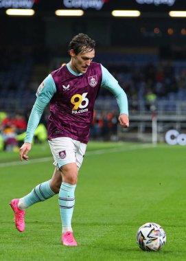 Burnley 'den Connor Roberts, 12 Şubat 2025' te Burnley, Burnley 'e karşı Hull City' de oynanan Gökyüzü İddia Şampiyonası maçında topu çaprazlamak için hazırlanıyor.