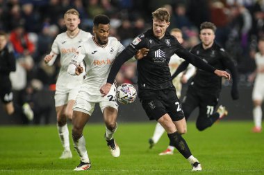 Sheffield Çarşamba 'dan Michael Smith ve Swansea City' den Hannes Delcroix, 12 Şubat 2025 'te Swansea.com Stadyumu' nda oynanan Swansea City-Sheffield maçında top için yarışıyorlar.