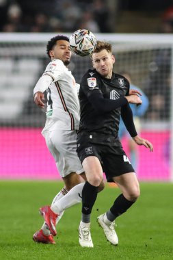 Sheffield Çarşamba 'dan Stuart Armstrong ve Swansea City' den Florian Bianchini, 12 Şubat 2025 'te Swansea.com Stadyumu, Swansea.com' da oynanan Swansea City-Sheffield maçında top için yarışıyorlar.