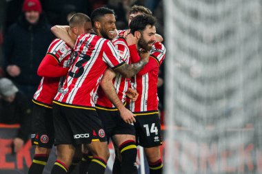 Sheffield United takımından Ben Brereton Diaz, 12 Şubat 2025 'te Sheffield Lane, İngiltere' de oynanan Gökyüzü İddia Şampiyonası maçında takım arkadaşları ile golünü 2-1 'lik setlerle kutluyor.