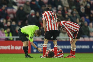 Hakem John Busby, Sunderland 'lı Chris Rigg' i 12 Şubat 2025 'te Sunderland-Luton Town Stadyumu' nda Sunderland - Luton Town maçında kontrol ediyor.