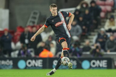 Luton Town 'dan Mark McGuinness, 12 Şubat 2025' te İngiltere 'nin Sunderland şehrindeki Luton Town stadyumunda oynanan Sky Bet Şampiyonası maçında pas attı.