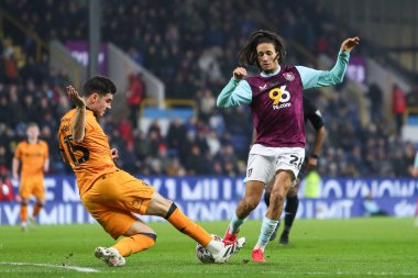 Hull City 'den John Egan, Burnley' li Hannibal Mejbri 'yi Sky Bet Şampiyonası maçında yendi. Burnley, Burnley City' ye karşı.