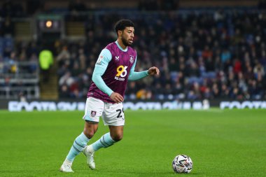 Burnley 'den Josh Laurent, Sky Bet Şampiyonası' nda topu ayaklarının dibine aldı Burnley, Hull City 'ye karşı Turf Moor, Burnley, İngiltere, 12 Şubat 2025